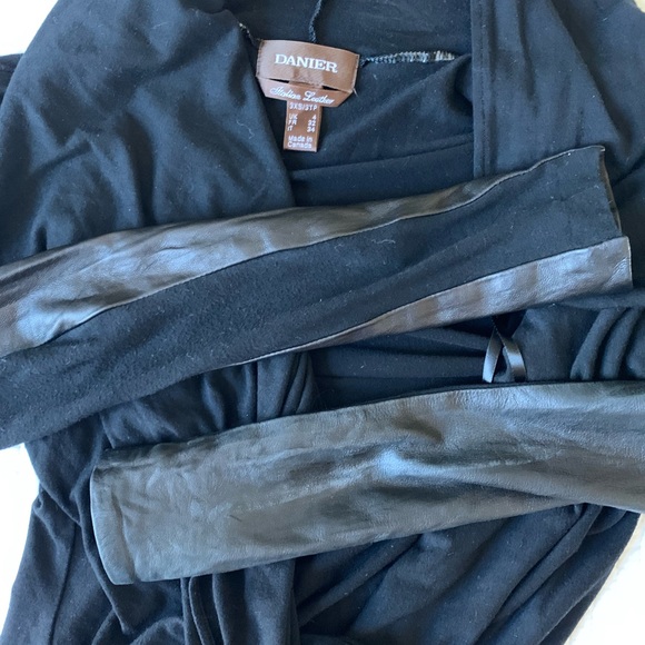 Danier leather wrap with leather sleeves. - Picture 9 of 9